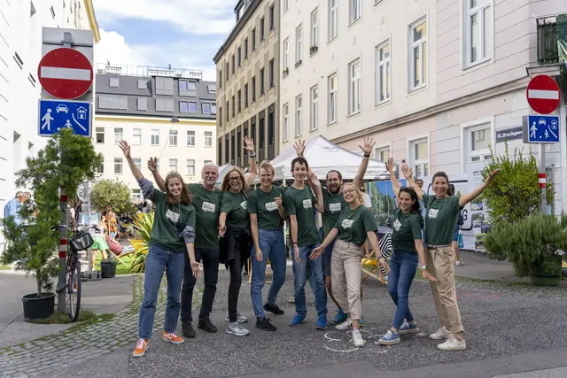 Das Team von "Mei Meidling" organisiert einen Spielenachmittag in der Reschgasse. | Foto: Moritz Mayer/Mei Meidling