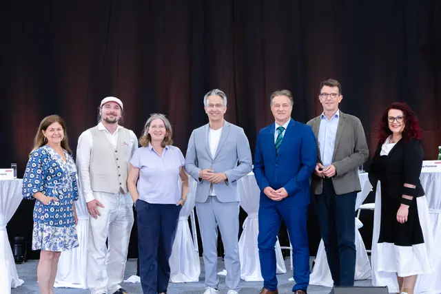 Doris Kampus (SPÖ), Tristan Ammerer (Grüne), Elke Kahr (KPÖ), Kurt Hohensinner (ÖVP), René Apfelknab (FPÖ), Philipp Pointner (Neos) und Claudia Schönbacher (KFG) stellten sich im Raiffeisen Sportpark der Schülerdiskussion.  | Foto: Konstantinov