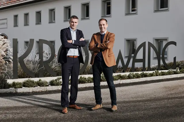 Michael Kowatsch (links neben Eigentümer Manfred Kröswang) verstärkt die Geschäftsführung von Kröswang und verantwortet die gesamte Logistik. | Foto: Kröswang