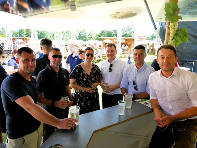 Auch Bürgermeister  Emanuel Pfeifer als Feuerwehrmitglied  packte kräftig  am Gelingen des alljährlichen Pfingstfest  in Gnies an