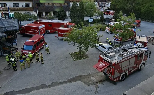 Der betroffene Hotelbereich wurde evakuiert.  | Foto: Freiwillige Feuerwehr St. Peter-Oberdorf