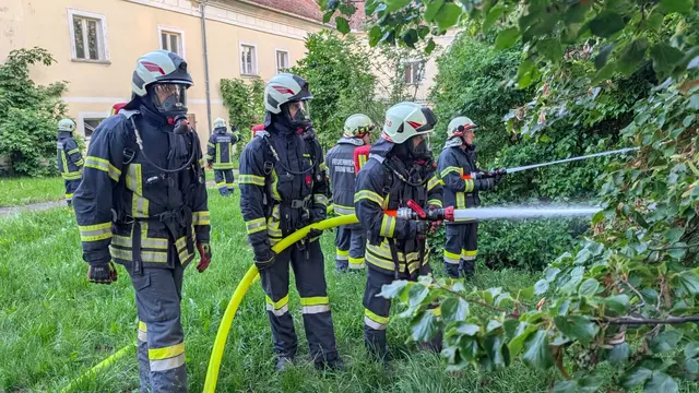 Unter der Einsatzleitung wurden die einzelnen Aufgaben rasch aufgeteilt und die ersten Löschleitungen vorgenommen. | Foto: Manuela Kopper