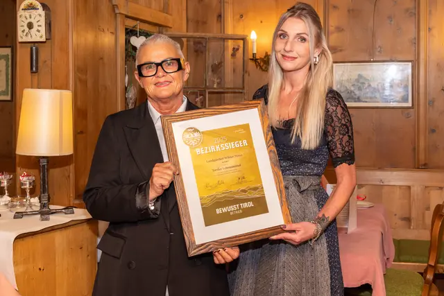 Die Gastgeberinnen Regina und Lisa freuen sich über die Auszeichnung zum „Bewusst Tirol“ Bezirkssieger.
  | Foto: Agrarmarketing Tirol GmbH