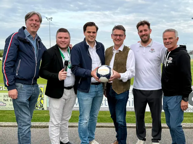 Bürgermeister Franz Göd, Bundesrat Sebastian Stark und Landtagsabgeordneter Franz Linsbauer mit Organisator und Stadionsprecher Markus Kahrer und Obmann Andreas Höfler sowie Obmann Stellvertreter Reinhard Popp. | Foto: SK Eggenburg