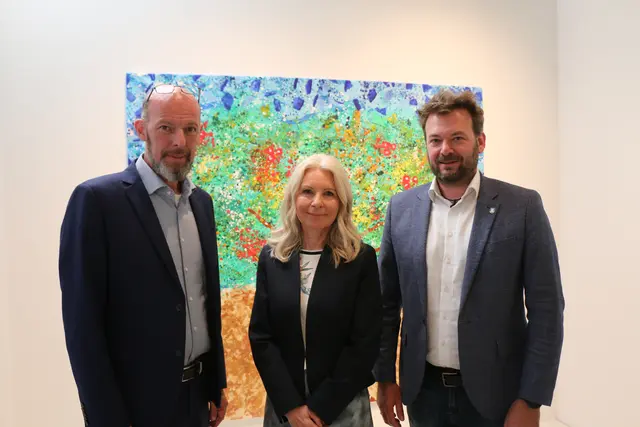 Künstler Pablo Meier-Schomburg, Obfrau Evelyn Obermaier und Bürgermeister Gerhard Gründl (v.l.) bei der Vernissage. | Foto: MeinBezirk/Maria Rabl