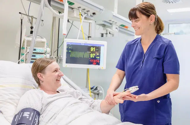 [Anzeige] Pflege im Tauernklinikum – Menschlichkeit trifft Kompetenz