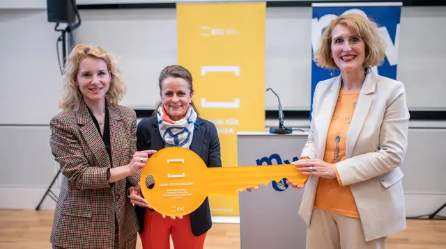 Eva-Maria Holzleitner (SPÖ) und Christine Dornaus übergaben den symbolischen Schlüssel an mdw-Rektorin Ulrike Sych.  | Foto: Stefan Seelig