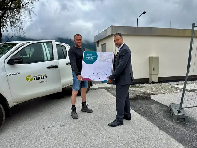 Ab Juli bekommen die ersten Haushalte in Trieben ihr Hausanschluss-Paket zugeschickt. Bürgermeister Klaus Herzmaier mit Bauhofleiter Andreas Seidler vor der Glasfaser-Ortszentrale am Gelände der Feuerwehr Trieben-Werk. | Foto: RML Infrastruktur