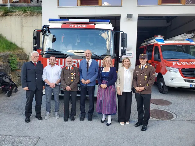 BH Siegmund Geiger, Vizebgm. Spiss Marco Spiss, Bgm. und Feuerwehrkommandant Spiss Alois Jäger, LH Anton Mattle, LAbg. Beate Scheiber, Bürgermeisterin Pfunds Melanie Zerlauth und BFKDT Simon Schwendinger (v.l.). | Foto: Schwarz