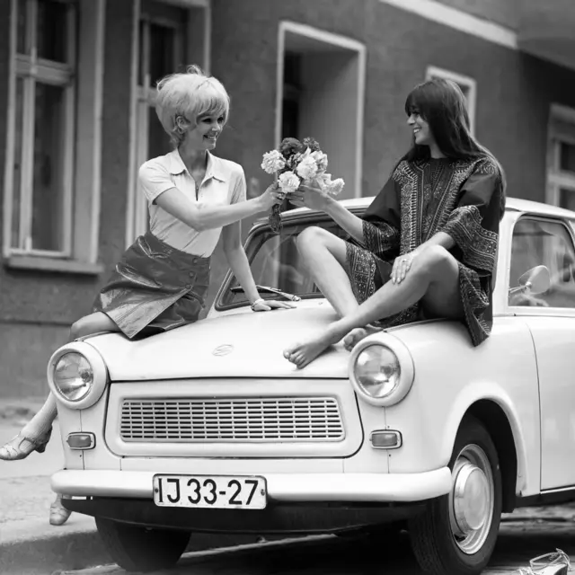 Trabant 601 
im Volksmund gern auch „Trabbi“ genannt  
Über kurz oder lang, 
wurde die Mode - kurz oder lang …  
Heute wird sie gern als „Retro“ bezeichnet.