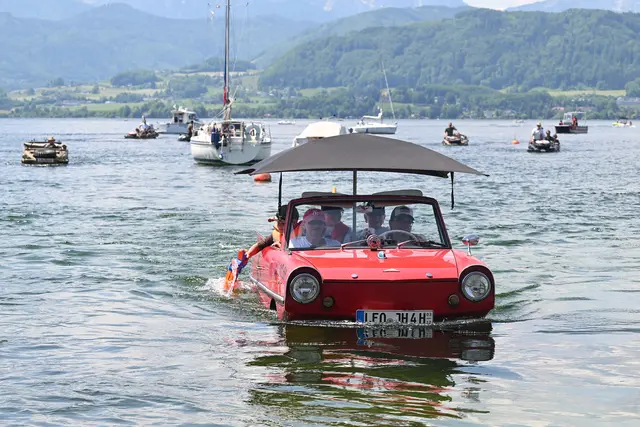 Im Traunsee "planschten" zu Pfingsten wieder viele Schwimmautos. | Foto: Wolfgang Spitzbart