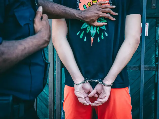 Die Beamten nahmen die beiden strafmündigen Jugendlichen sowie einen weiteren 13-jährigen Tatverdächtigen vorläufig fest. (Symbolfoto) | Foto: pexels / Kindel Media