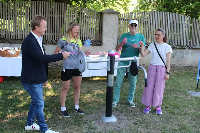 Foto v. li. Bürgermeister der Stadt Trofaiach Mario Abl, die Sportkoordinatorin der Lebenshilfe Trofaiach Anja Krupitscheff, Obmann Heinz Slesak und Geschäftsführerin der Lebenshilfe Trofaiach Verena Sturm eröffnen die Sportgeräte | Foto: Helga Gößwellner