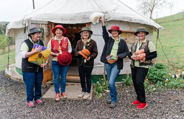 Mit der Erlebnismanufaktur Wollgenuss machen die fünf Schafbäuerinnen dieses traditionelle Handwerk wunderbar erlebbar. | Foto: Flor Photography