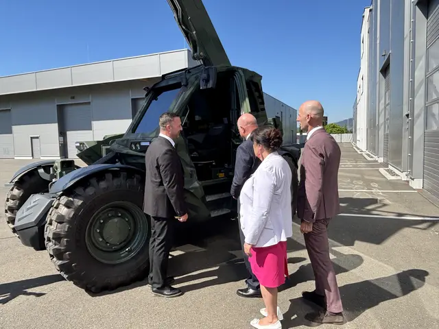 Martin Hintsteiner erklärt die Funktionsweise des Schutzsystems HI2Protect für Baumaschinen.