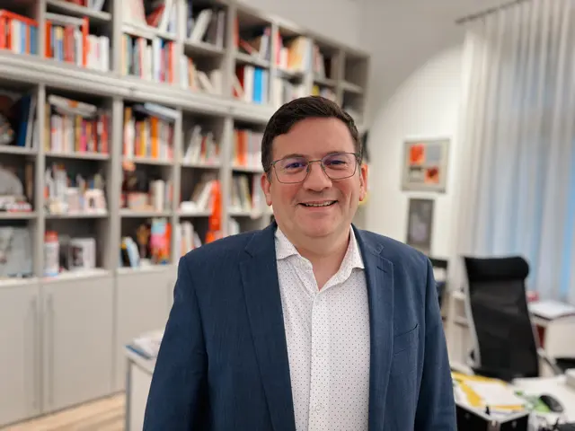 Bezirksvorsteher Wilfried Zankl (SPÖ) erläutert den Schuldenstand in Meidling. | Foto: Marlene Graupner/MeinBezirk