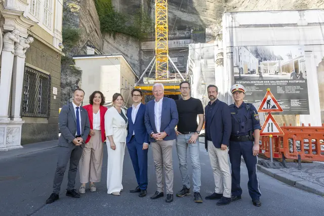Politik, Festspiele und Verkehrsexperten informierten über Verkehrsplanung, Kommunikation und Maßnahmen zur Vorbereitung auf die Baustellenphase im Festspielbezirk. | Foto: Stadt Salzburg/Wildbild/Rohrer