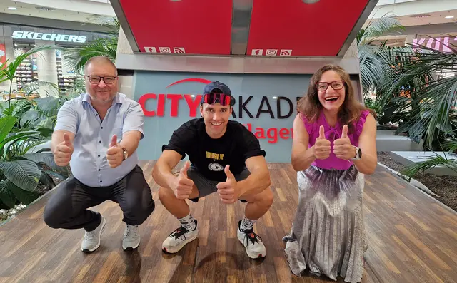 Stadträtin DI Constance Mochar mit City-Arkaden-Manager Ernst Hofbauer und Daniel Krobath, der den nächsten Weltrekord-Versuch in Angriff nimmt.

  | Foto: SK