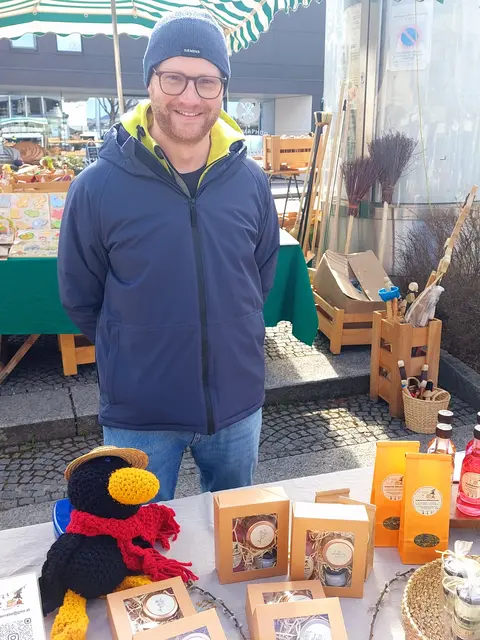Alles um heimische Kräuter, regionalen Genuss und Holzprodukte beim Bauernmarkt