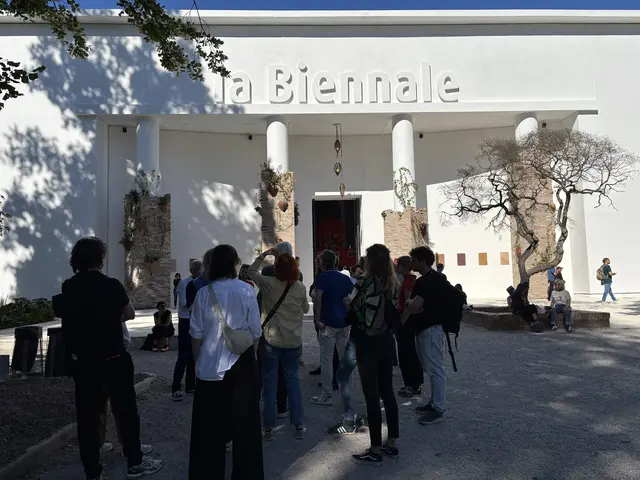 Der Titel der diesjährigen Biennale: „In Minor Keys“ („In Molltönen“). Das fertig ausgearbeitete Konzept der im Vorjahr verstorbenen Chefkuratorin Koyo Kouoh wurde posthum umgesetzt.  | Foto: MeinBezirk/Antonia Unterholzer