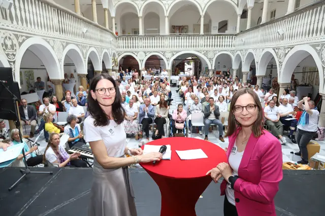 Camphill Liebenfels-Geschäftsführerin Kerstin Hoi und Vorstandsvorsitzende Elisabeth Lentner freuten sich über eine sichtlich gelungene Jubiläumsveranstaltung im vollen Rathaushof. | Foto: Manfred Schusser