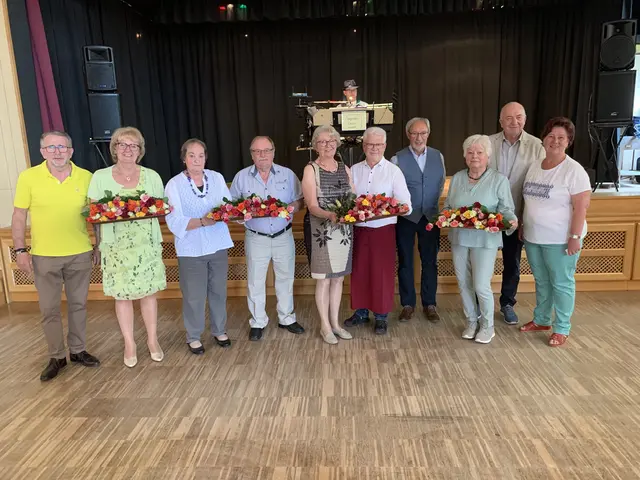 Fritz Obenaus, Helga Halbwachs, Helga und Franz Buxbaum, Christa Koller, Bürgermeister Harald Hofbauer, Franz Danninger, Gabriele Wegsada, Leopold Kapeller und Maria Danninger (v.l.)