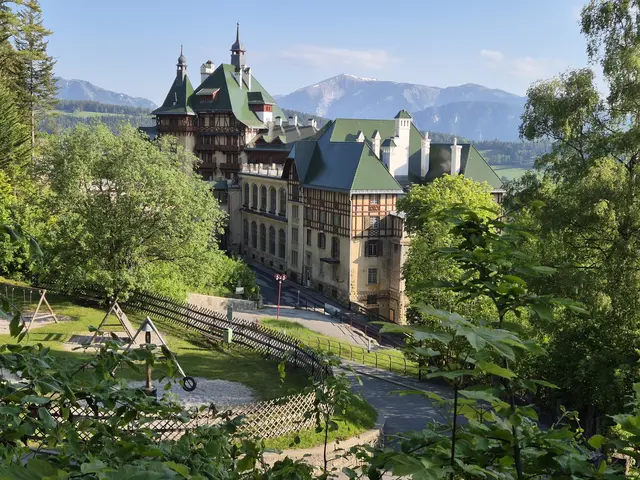 Südbahnhotel am Semmering, hinten der Schneeberg