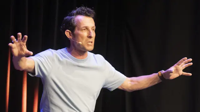Tom Walek, der Mikromann in der ausverkauften Kulturszene Kottingbrunn