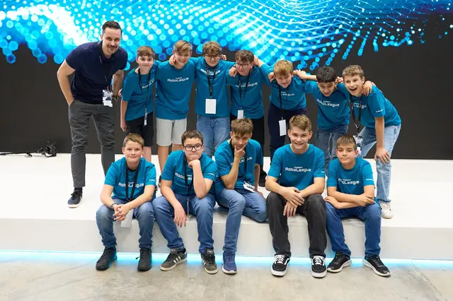 Das Team „mbot Masters“ mit seinem selbst konstruierten und programmierten Roboter im Einsatz. | Foto: MS Lebring