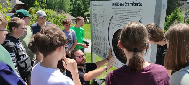 . Im Mittelpunkt stehen die Themen Nacht, Himmel und die Vielfalt des Lebens – aufbereitet für Kinder und Jugendliche auf anschauliche und bewegungsreiche Weise. | Foto: Naturpark Sölktäler· Naturparkschule Stein/Enns