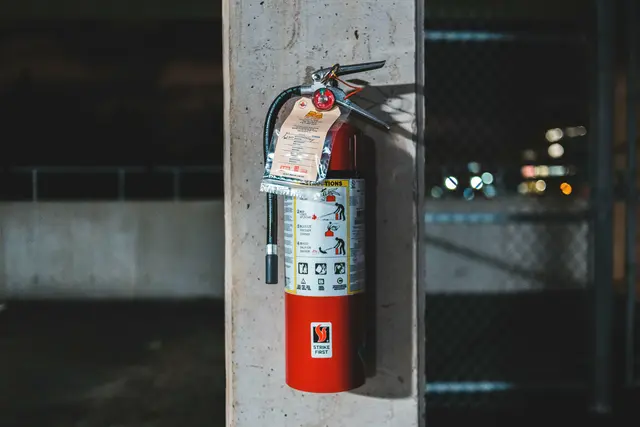 Eine 35-jährige Frau konnte mit einem Feuerlöscher die weitere Ausbreitung eines Feuers in ihrem Haus verhindern. (Symbolfoto) | Foto: Erik McLean/Unsplash