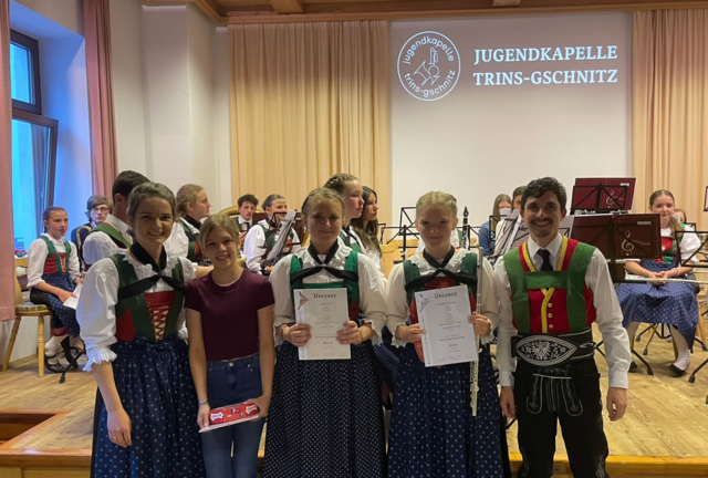Im Bild v.l.: Jugendreferentin Cornelia Salchner, Fabienne Pertolli, Luisa Geir, Helene Stackler und MK-Obmann Markus Salchner
 