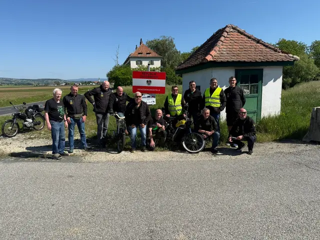 Mopedfahrer vor Kapelle