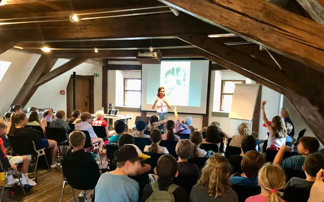Die Autorin präsentiert ihre Werke auch immer wieder vor Schulklassen.  | Foto: Bettina Kleinszig