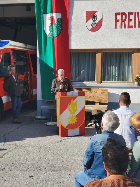 Bürgermeister und Feuerwehrkommandant Alois Jäger blickte auf 100 Jahre Feuerwehrgeschichte in Spiss zurück. | Foto: Schwarz