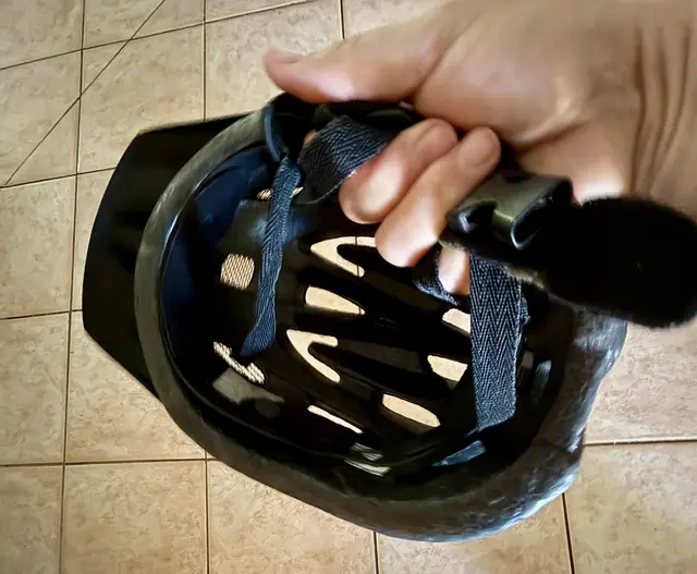 Hand hält Fahrradhelm