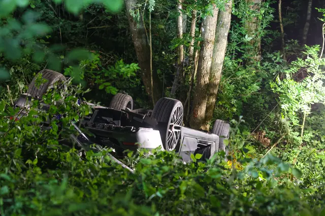 Das Auto wurde von der im Kurvenbereich beginnenden Leitschiene regelrecht ausgehebelt und schleuderte rund 20 Meter eine steile Waldböschung hinab. | Foto: laumat/Matthias Lauber
