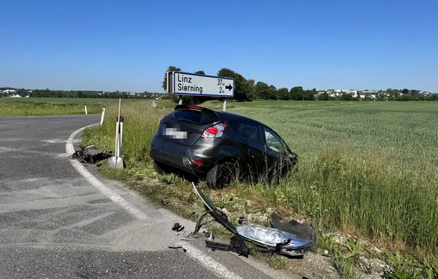 Auto und Lkw stoßen im Frühverkehr zusammen
