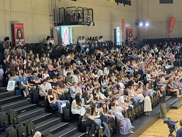 Hunderte Schülerinnen und Schüler kamen zur großen Schülerdiskussion in den Raiffeisen Sportpark. | Foto: MeinBezirk/Kropac