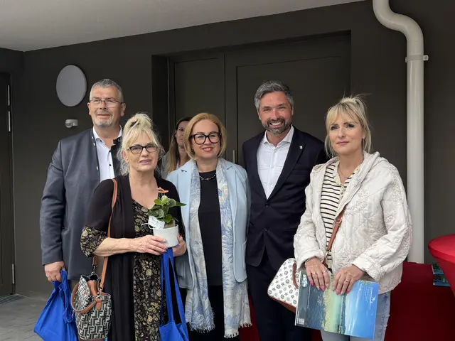Christine Bassani (GSG, Mitte), Bgm. Peter Schobesberger (2.v.r.) und LAbg. Rudolf Kroiß (r.) hießen die neuen Bewohner herzlich willkommen. | Foto: MeinBezirk/Cserkits
