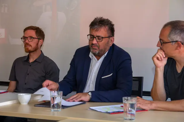 Harald Schneider wies auf die zentrale Rolle früher Unterstützungsangebote beim Übergang von der Schule in den Beruf hin. Er hob hervor, dass präventive Maßnahmen langfristig sowohl soziale als auch wirtschaftliche Folgekosten reduzieren können. | Foto: arbasTirol/Wolchowe