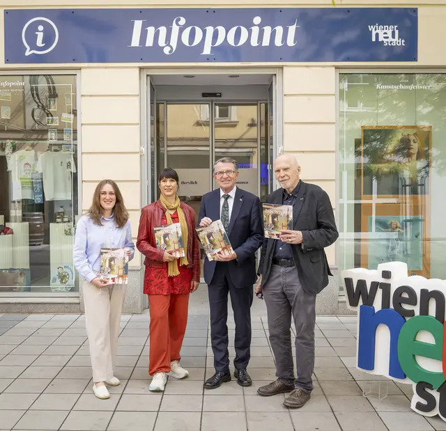 Lisa Wagner-Leitner (Leiterin Tourismus Wiener Neustadt), Künstlerin Jolanda Richter, Kulturstadtrat Franz Piribauer und Initiator Professor Gotthard Fellerer. | Foto: Stadt Wiener Neustadt/Weller