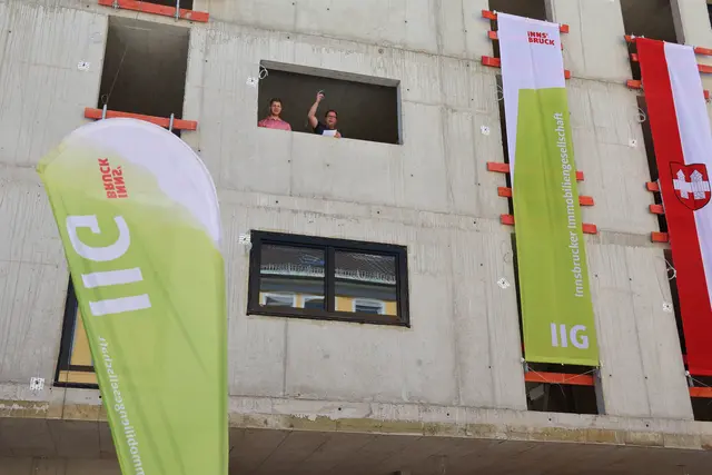 Glück auf: Mit dem Firstspruch wurde die Firstfeier der 3. Baustufe am 26. Mai freudig begangen. | Foto: © Stadt Innsbruck/A.Steinacker