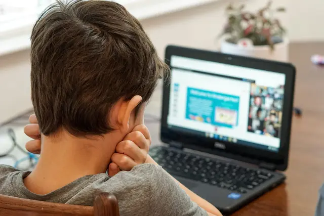 Kinder und Jugendliche sicher durch die digitale Welt begleiten
