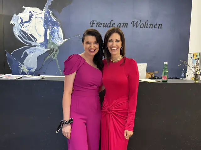 Diana Jungwirth (l.) mit Moderatorin Katharina Anna Ecker | Foto: Raphael Mühlbacher/MeinBezirk