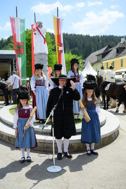 Der Marktrichter regiert im Zuge des Kranzelreitens den Weiternfelder Markt.  | Foto: Thomas Hude