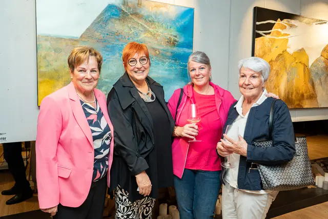 Künstlerin Marika Wille-Jais mit Familie und Freunden | Foto: Föger