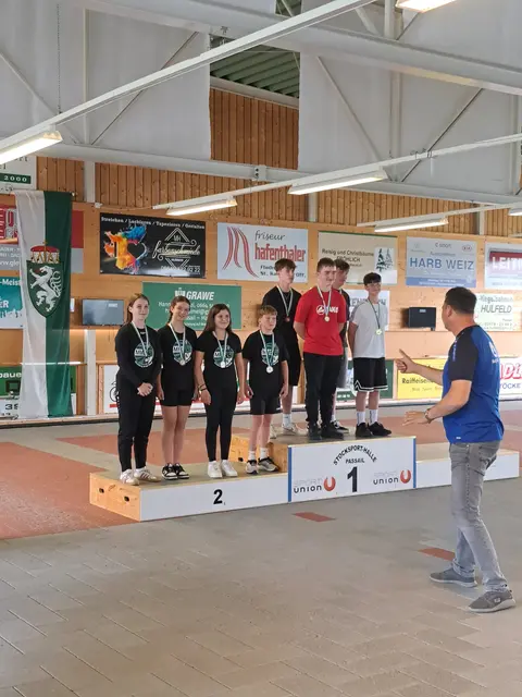Bei den Stocksport-Schullandesmeisterschaften in Passail siegte die MS Riegersburg vor der MS Kirchberg an der Raab.