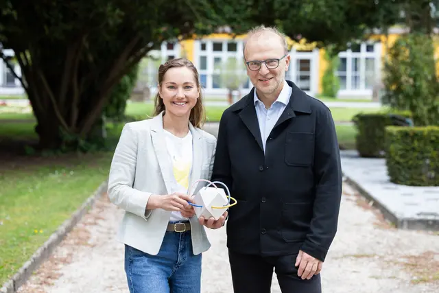 Geschäftsführer des Klima- und Energiefonds Bernd Vogl gratuliert Stephanie Steinböck zur Auszeichnung „KEM Managerin des Jahres 2026“. | Foto: Klima- und Energiefonds/APA-Fotoservice/Philipp Greindl