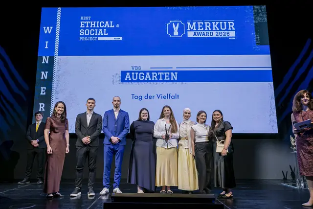 Die Projektgruppe der VBS Augarten wurde beim Merkur Award 2026 für ihren Tag der Vielfalt in der Kategorie „Best Ethical &amp; Social Project“ ausgezeichnet. | Foto: VBS/A.K. Wuttke